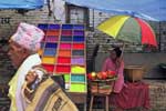 Verkauf von Färbefarben am Pashupatinath-Begräbnistempel bei  Kathmandu, Nepal